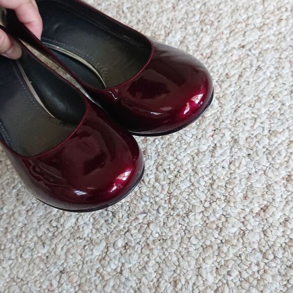 Stuart Weitzman Burgundy Patent Leather Round Toe Pumps Size 7.5M - Picture 7 of 13